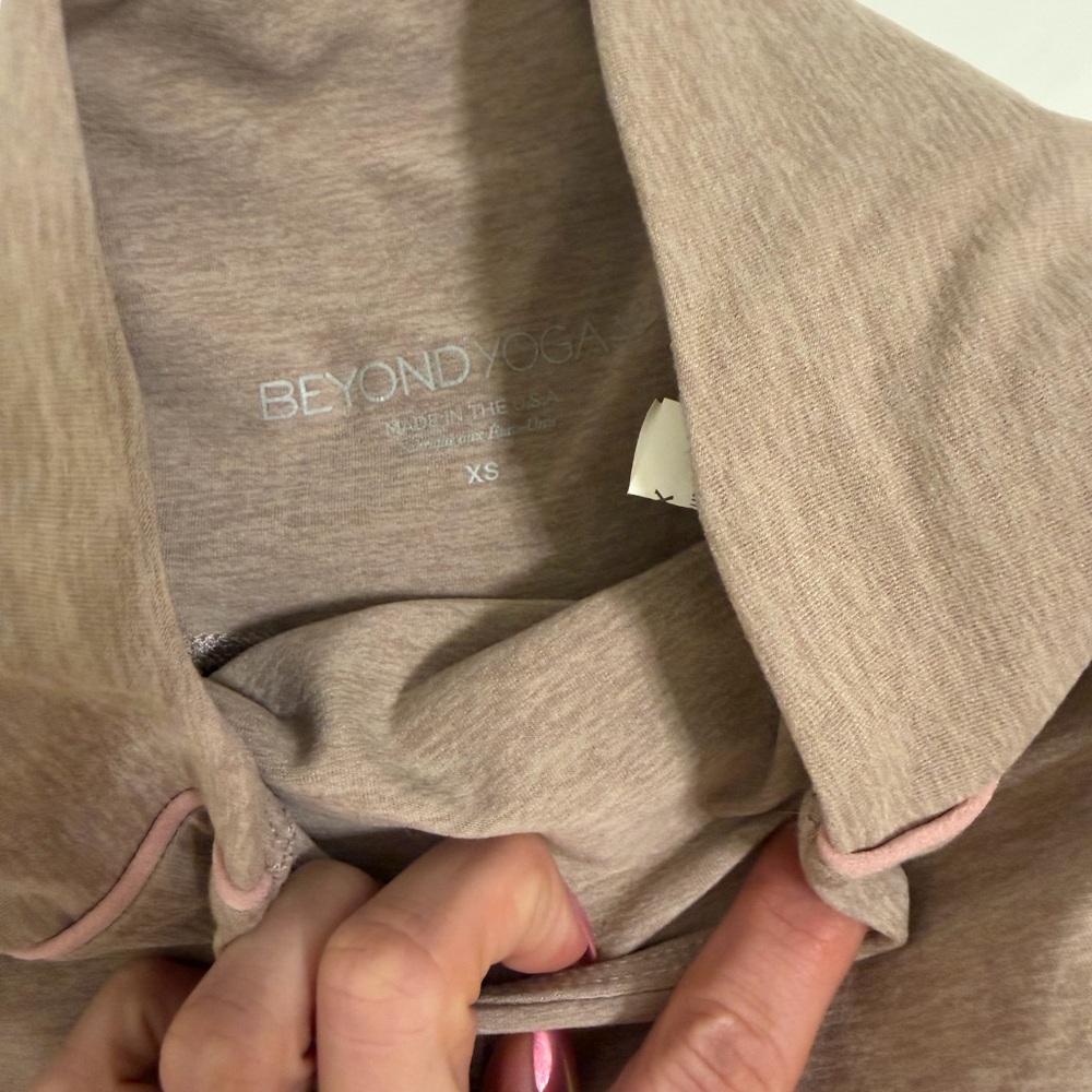 Beyond Yoga Taupe Activewear Set with Pink Trim - Picture 4 of 4
